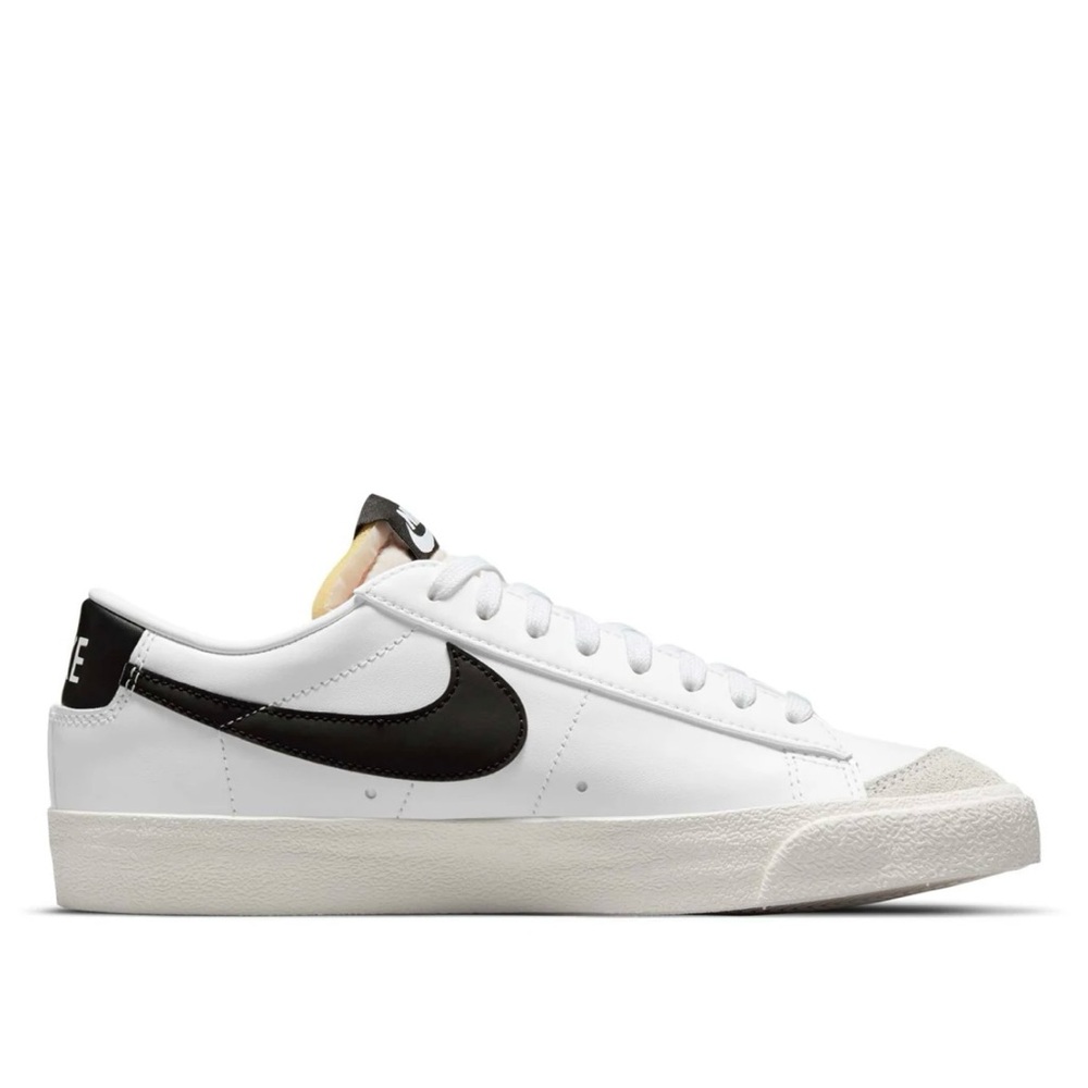 Nike Women’s Nike Blazer Low ‘77  Size 8.5